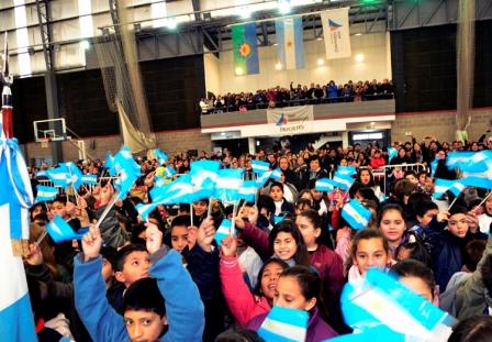 Más de 3 mil alumnos de San Fernando juraron la Bandera Más de 3 mil alumnos de San Fernando juraron la Bandera