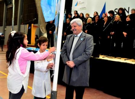 Más de 3 mil alumnos de San Fernando juraron la Bandera Más de 3 mil alumnos de San Fernando juraron la Bandera