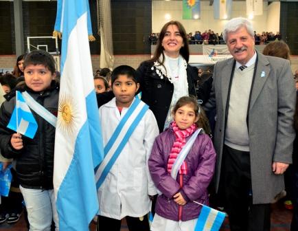 Más de 3 mil alumnos de San Fernando juraron la Bandera Más de 3 mil alumnos de San Fernando juraron la Bandera