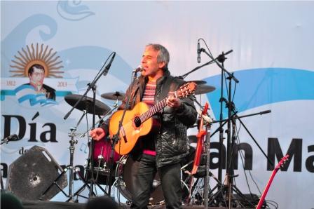Miles de vecinos de San Martín disfrutaron el recital de Peteco Carabajal en el Día de la Bandera
