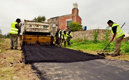 Continúan los trabajos de pavimentación en la calle Malvinas Argentinas Continúan los trabajos de pavimentación en la calle Malvinas Argentinas