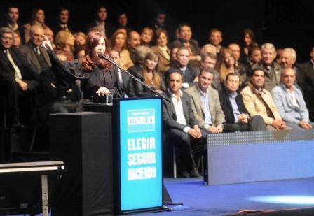 Cristina presentó a sus candidatos en un multitudinario acto Cristina presentó a sus candidatos en un multitudinario acto
