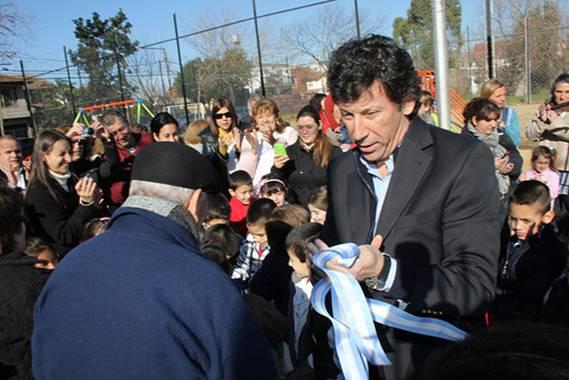 Posse corta la cinta, rodeado de vecinos, para inaugurar formalmente la plaza
Posse corta la cinta, rodeado de vecinos, para inaugurar formalmente la plaza
