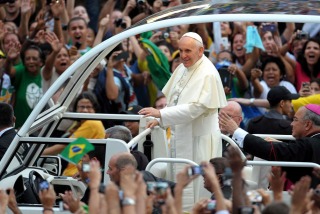 Aclamado por jóvenes de todo el mundo, comenzó la histórica visita de Francisco a Brasil Aclamado por jóvenes de todo el mundo, comenzó la histórica visita de Francisco a Brasil