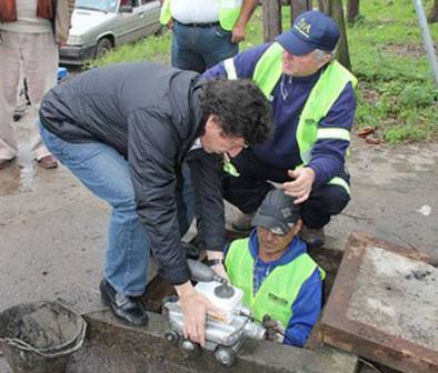 Posse supervisó cómo funciona un robot para los conductos pluviales Posse supervisó cómo funciona un robot para los conductos pluviales