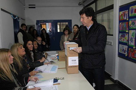 Gustavo Posse, se acercó, pasadas las 10.30, al colegio Santa Cruz Gustavo Posse, se acercó, pasadas las 10.30, al colegio Santa Cruz