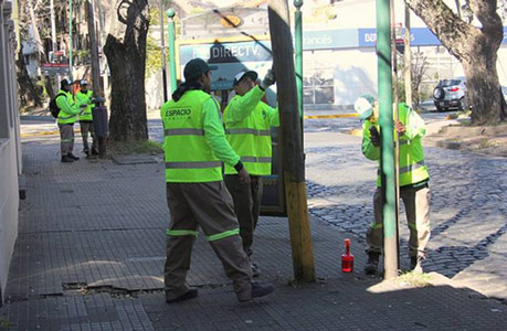 Limpian pegatinas políticas en San Isidro Limpian pegatinas políticas en San Isidro