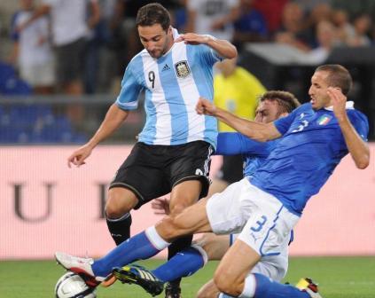 Argentina ni siquiera necesitó a Messi para ganarle una Italia de poco vuelo Argentina ni siquiera necesitó a Messi para ganarle una Italia de poco vuelo