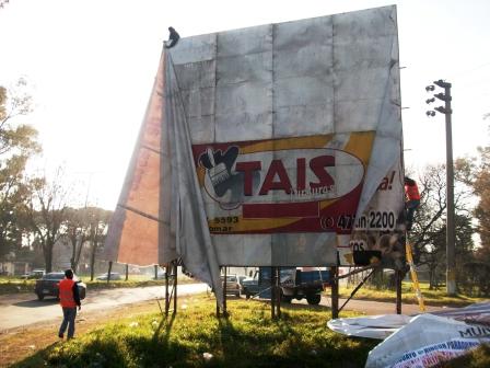 Retiran un cartel histórico en la Rotonda de Márquez y Ruta 8 Retiran un cartel histórico en la Rotonda de Márquez y Ruta 8