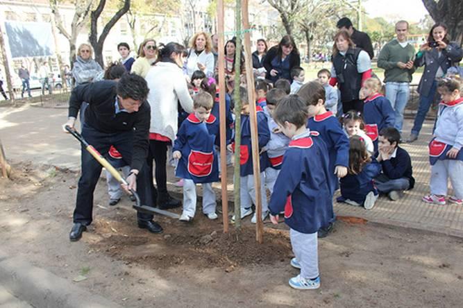 Posse y niños de jardín de infantes plantaron árboles en una plaza Posse y niños de jardín de infantes plantaron árboles en una plaza