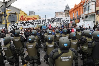 Gendarmería evitó un corte de vías de la línea Mitre en San Isidro Gendarmería evitó un corte de vías de la línea Mitre en San Isidro