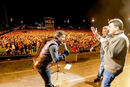 Diego Torres cantó en Tigre ante una multitud por  el festejo de la Primavera
