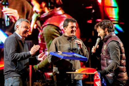 Diego Torres recibe un recioonocimiento de Sergio Massa y Julio Zamora