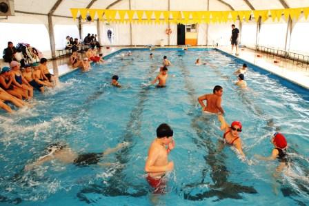 Los chicos de cuarto grado comienzan a practicar natación en las piletas de Tigre