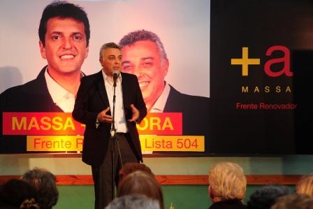 Julio Zamora con vecinos de El Zorzal Julio Zamora con vecinos de El Zorzal