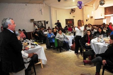 El candidato a primer concejal de Tigre por el Frente Renovador, Julio Zamora, compartió un almuerzo con trabajadores municipales El candidato a primer concejal de Tigre por el Frente Renovador, Julio Zamora, compartió un almuerzo con trabajadores municipales