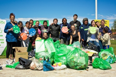 Alex Campbell organizó la limpieza de una plaza y canjeó Reciclables por golosinas y libros Alex Campbell organizó la limpieza de una plaza y canjeó Reciclables por golosinas y libros