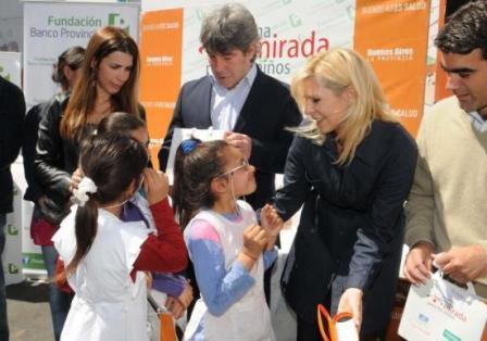 Karina Rabolini entregó anteojos en una escuela de Tigre Karina Rabolini entregó anteojos en una escuela de Tigre