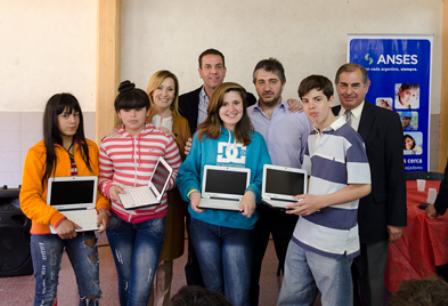 Entregaron netbooks a alumnos de la Escuela Técnica N° 2 de Vicente López Entregaron netbooks a alumnos de la Escuela Técnica N° 2 de Vicente López