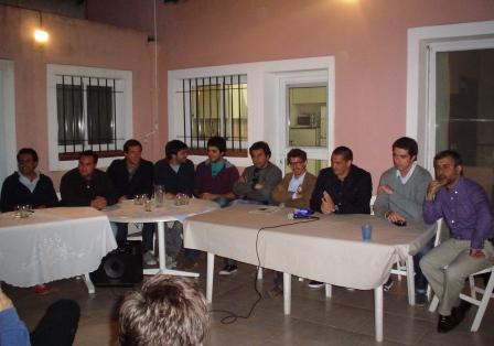 Vecinos de San Isidroinvitaron a los candidatos a debatir en el jardín de su casa Vecinos de San Isidroinvitaron a los candidatos a debatir en el jardín de su casa