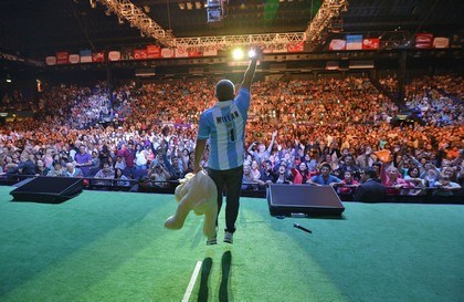 César Millán conquistó a los argentinos con su simpatía y sus enseñanzas caninas César Millán conquistó a los argentinos con su simpatía y sus enseñanzas caninas