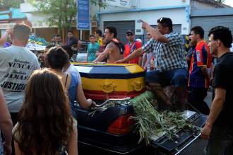 Agresiones y daños durante cortejo de barra brava asesinado en Vicente López
Agresiones y daños durante cortejo de barra brava asesinado en Vicente López