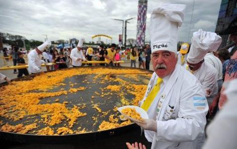 Cocinan una omelette gigante en Tecnópolis Cocinan una omelette gigante en Tecnópolis