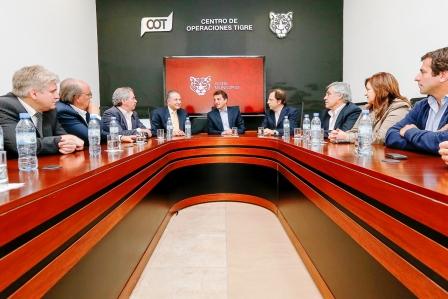 Massa junto a sus candidatos se reunieron con el hombre que le ganó a los narcos en Colombia Massa junto a sus candidatos se reunieron con el hombre que le ganó a los narcos en Colombia