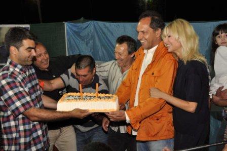 El Gobernador Daniel Scioli participó ayer del festejo del primer aniversario del Club de Villa La Ñata El Gobernador Daniel Scioli participó ayer del festejo del primer aniversario del Club de Villa La Ñata