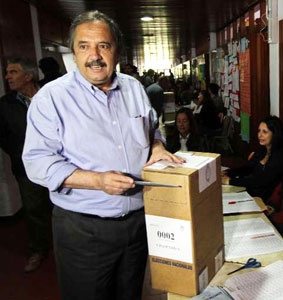 Votó Alfonsín en Chascomús y fue el primer candidato en sufragar Votó Alfonsín en Chascomús y fue el primer candidato en sufragar