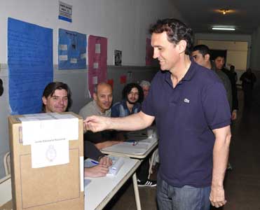 Gabriel Katopodis, votó esta mañana en la mesa N 38 de la escuela primaria N 1, Domingo Faustino Sarmiento Gabriel Katopodis, votó esta mañana en la mesa N 38 de la escuela primaria N 1, Domingo Faustino Sarmiento