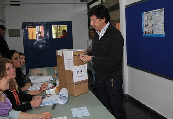 El intendente de San Isidro, Gustavo Posse, se acercó, pasadas las 11.30, al colegio Santa Cruz (Pedro de Mendoza al 2600) en la localidad de Beccar donde emitió su voto.
El intendente de San Isidro, Gustavo Posse, se acercó, pasadas las 11.30, al colegio Santa Cruz (Pedro de Mendoza al 2600) en la localidad de Beccar donde emitió su voto.
