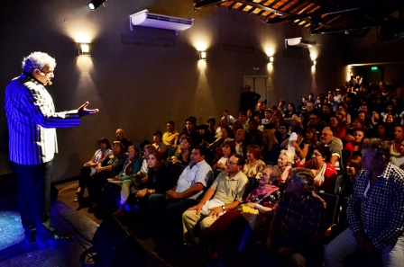 Excepcional performance artística de Coco Sily en el Teatro Martinelli Excepcional performance artística de Coco Sily en el Teatro Martinelli