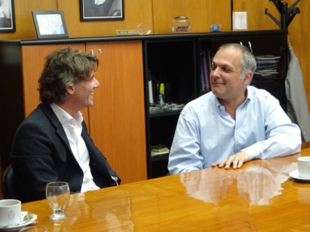 El gobernador de Chubut, Martin Buzzi junto al vicepresidente a cargo del Banco de esa provincia, Oscar Antonena, recibieron hoy a Nicolás Scioli El gobernador de Chubut, Martin Buzzi junto al vicepresidente a cargo del Banco de esa provincia, Oscar Antonena, recibieron hoy a Nicolás Scioli