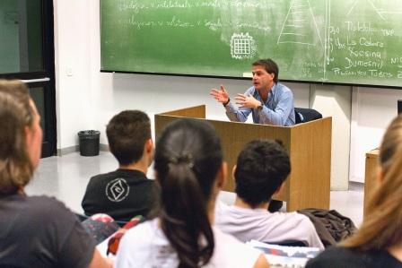 Campbell disertó sobre trabajo social en la UCA Campbell disertó sobre trabajo social en la UCA