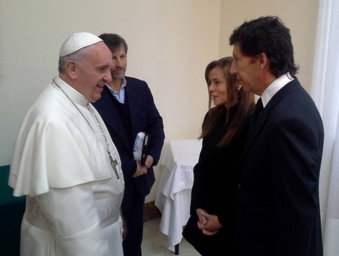 Posse y su esposa, Fernanda Nuevo, con el Papa Francisco
Posse y su esposa, Fernanda Nuevo, con el Papa Francisco