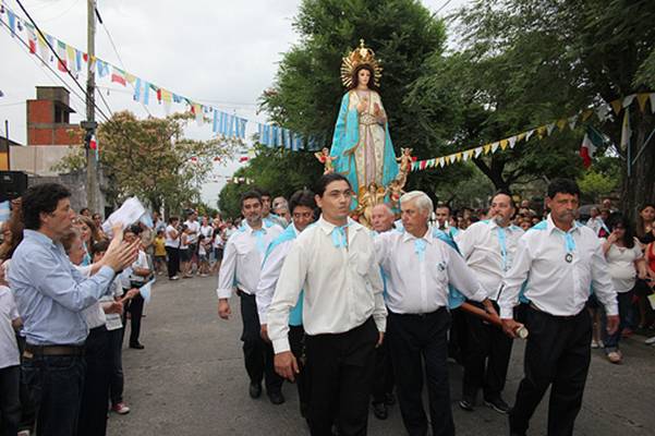 Con misa y procesión, San Isidro festejó el día de la Virgen Con misa y procesión, San Isidro festejó el día de la Virgen