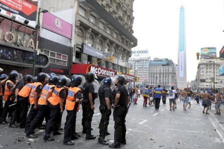 Hinchas de Boca causaron incidentes y destrozos en el Obelisco Hinchas de Boca causaron incidentes y destrozos en el Obelisco