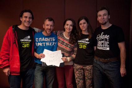Natalia Oreiro junto a activistas de Greenpeace
Natalia Oreiro junto a activistas de Greenpeace