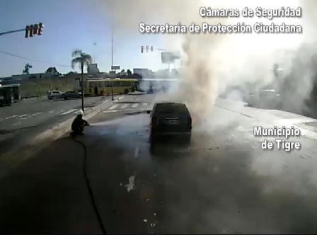 cámaras y bomberos controlan un incendio automotor cámaras y bomberos controlan un incendio automotor