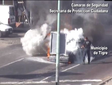 cámaras y bomberos controlan un incendio automotor cámaras y bomberos controlan un incendio automotor