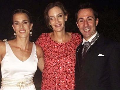 Luciana Aymar junto a la pareja en el casamiento: Carla Rebecchi (Leona) y Jorge Lombi (histórico goleador del seleccionado masculino de Hockey). Luciana Aymar junto a la pareja en el casamiento: Carla Rebecchi (Leona) y Jorge Lombi (histórico goleador del seleccionado masculino de Hockey).