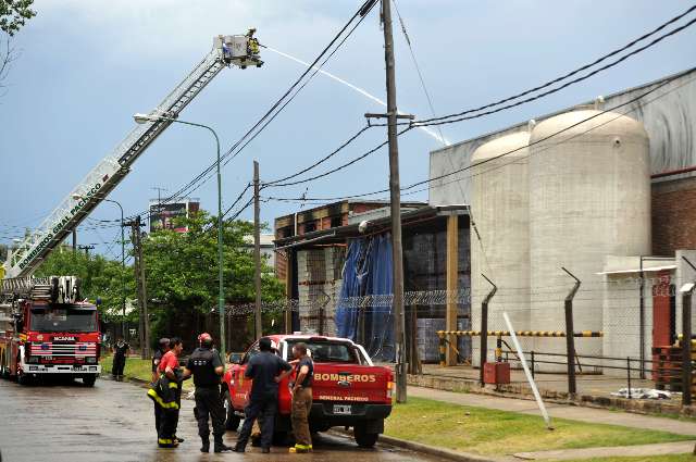 Un incendio de grandes dimensiones afectó una fábrica de aerosoles en Talar Un incendio de grandes dimensiones afectó una fábrica de aerosoles en Talar