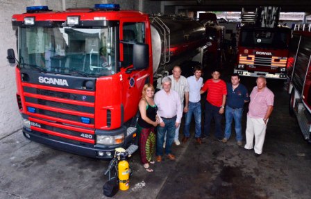 Los Bomberos Voluntarios de San Fernando presentaron una nueva Unidad Cisterna Los Bomberos Voluntarios de San Fernando presentaron una nueva Unidad Cisterna