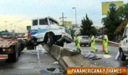 Un muerto tras volcar con su camión en Panamericana Un muerto tras volcar con su camión en Panamericana