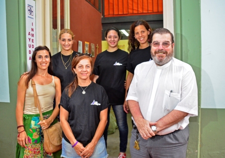 La Escuela de Comedia Musical del Municipio donó alimentos a la Parroquia Ntra. Sra. De Aránzazu