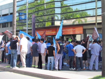 Un nutrido grupo de trabajadores nucleados en más de 26 sindicatos de la región, se hicieron presentes en la delegación del Ministerio de Trabajo regional Tigre Un nutrido grupo de trabajadores nucleados en más de 26 sindicatos de la región, se hicieron presentes en la delegación del Ministerio de Trabajo regional Tigre