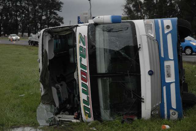 Una mujer murió y otras 35 personas heridas por vuelco de micro en ruta 2 Una mujer murió y otras 35 personas heridas por vuelco de micro en ruta 2