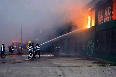 Más de 15 dotaciones de bomberos controlaron un incendio en una maderera en Tigre 
