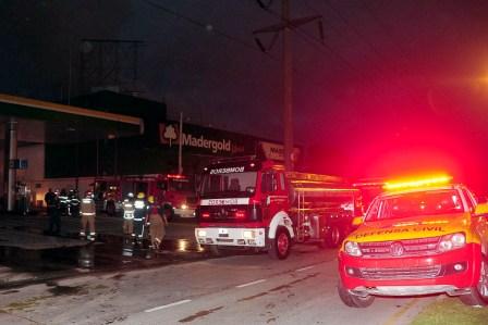 Más de 15 dotaciones de bomberos controlaron un incendio en una maderera en Tigre
Más de 15 dotaciones de bomberos controlaron un incendio en una maderera en Tigre